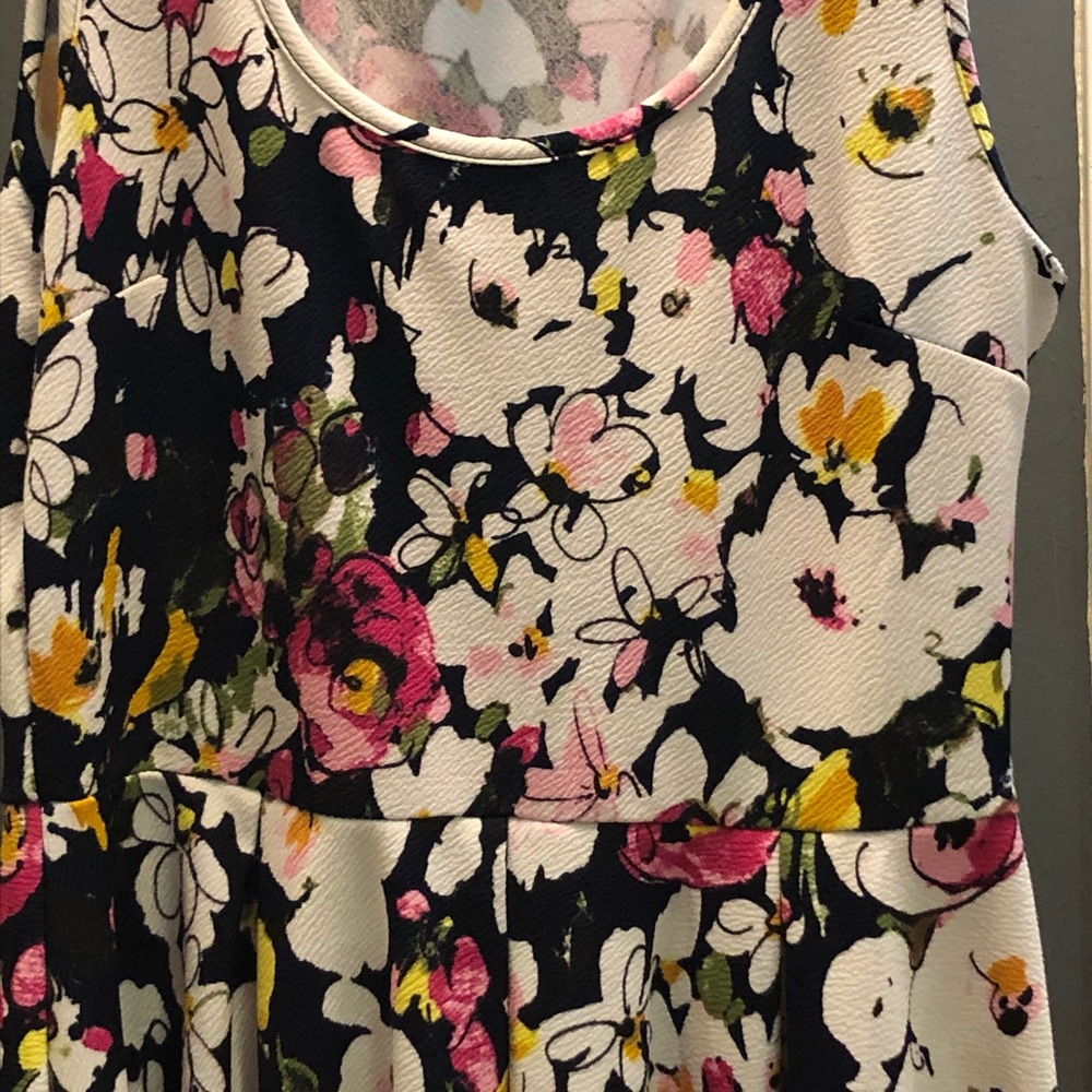 Woman’s Dress🌸🌼 - Picture 2 of 3